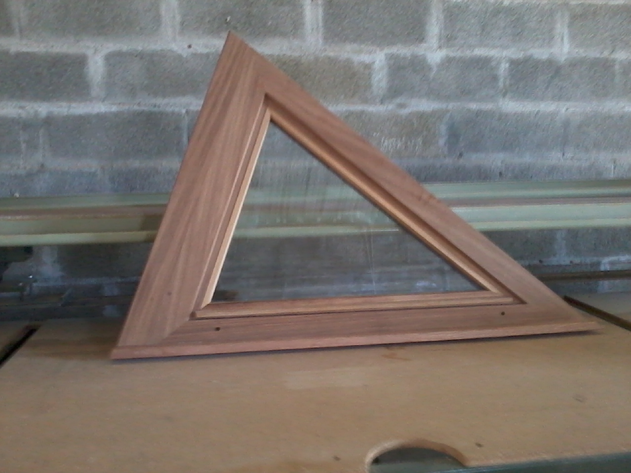 Fabrication fenêtre en iroko triangulaire