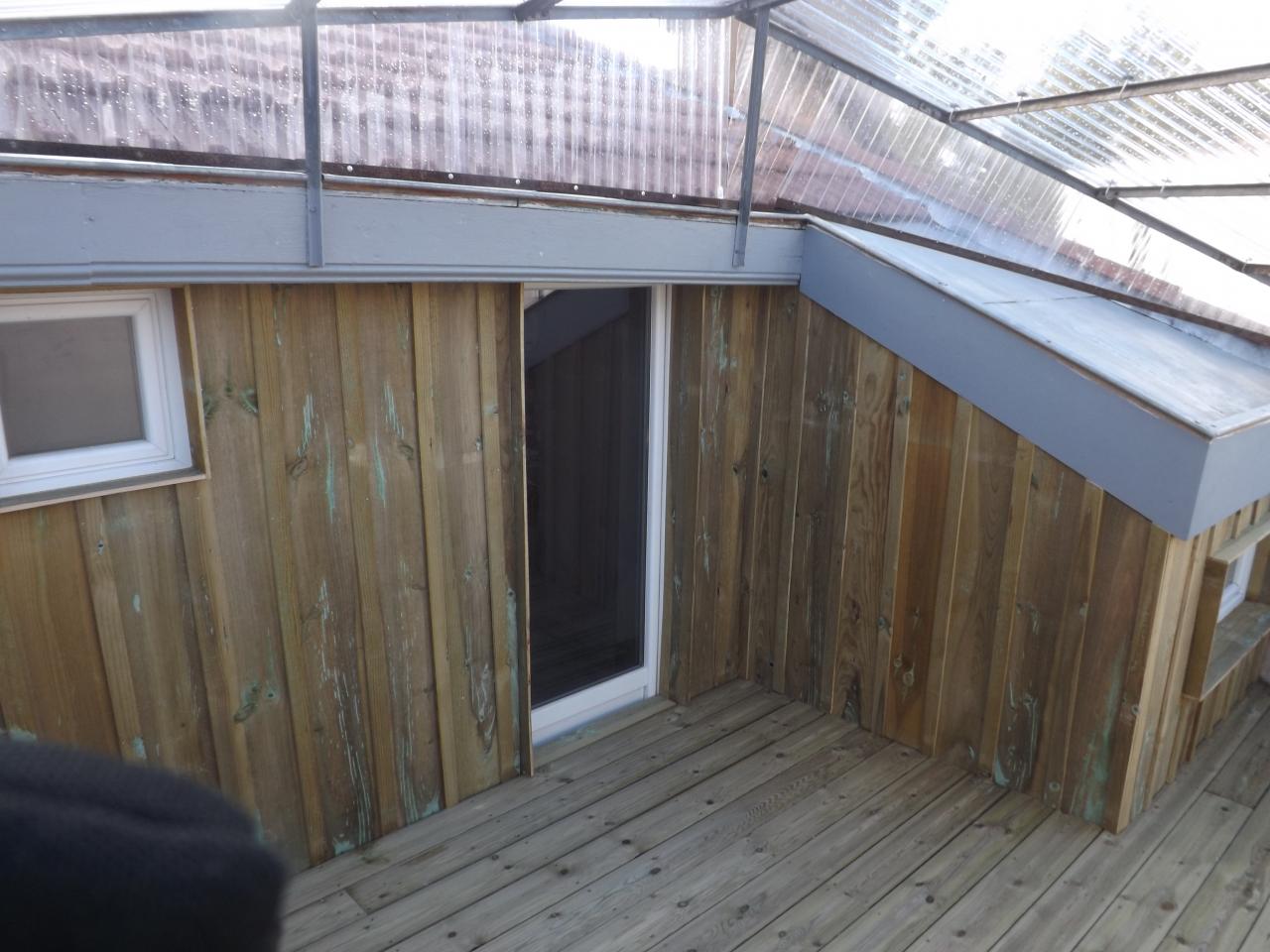 Bardage en volige brute et terrasse pin