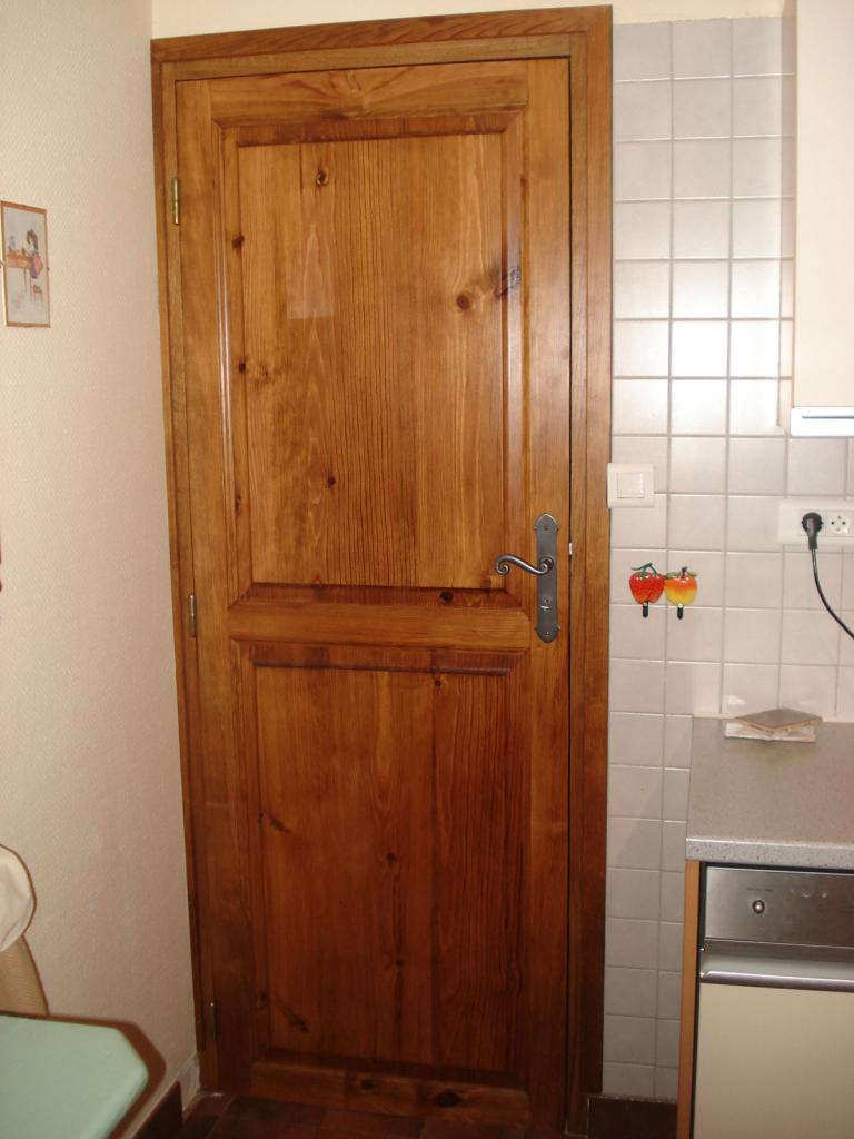 porte en pin teintée et vernie chêne miel